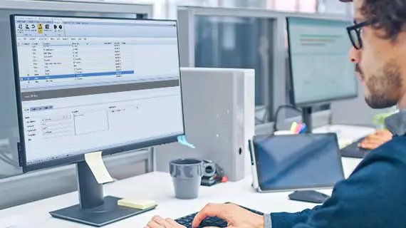 Man at Desktop-PFMEA